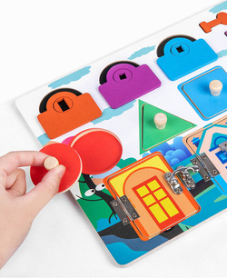 TABLICA SENSORYCZNA DREWNIANA Z ZAMKAMI DO ODKRYWANIA MOTORYKI DZIECKA