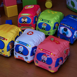 ZESTAW MIĘKKICH AUTEK I MATA EDUKACYJNA DLA NAJMŁODSZYCH TORBA MIĘKKIE AUTA