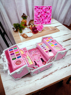 Kuferek kosmetyków Zestaw do malowania makijażu i paznokci dla dzieci