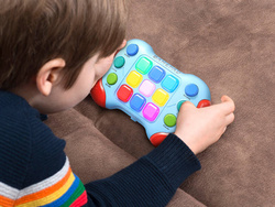 KONSOLA GRA MEMORY NA PAMIĘĆ DLA DZIECI GAMEPAD ZABAWKA DO GRY BATERIE AAA