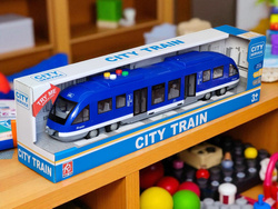 TRAMWAJ POCIĄG INTERAKTYWNY OTWIERANE DRZWI ŚWIATŁO DŹWIĘK BATERIE ZABAWKA