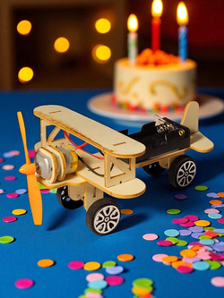 DREWNIANY SAMOLOT MODEL DO SKŁADANIA NA BATERIE SILNIK ZABAWKA DLA DZIECI